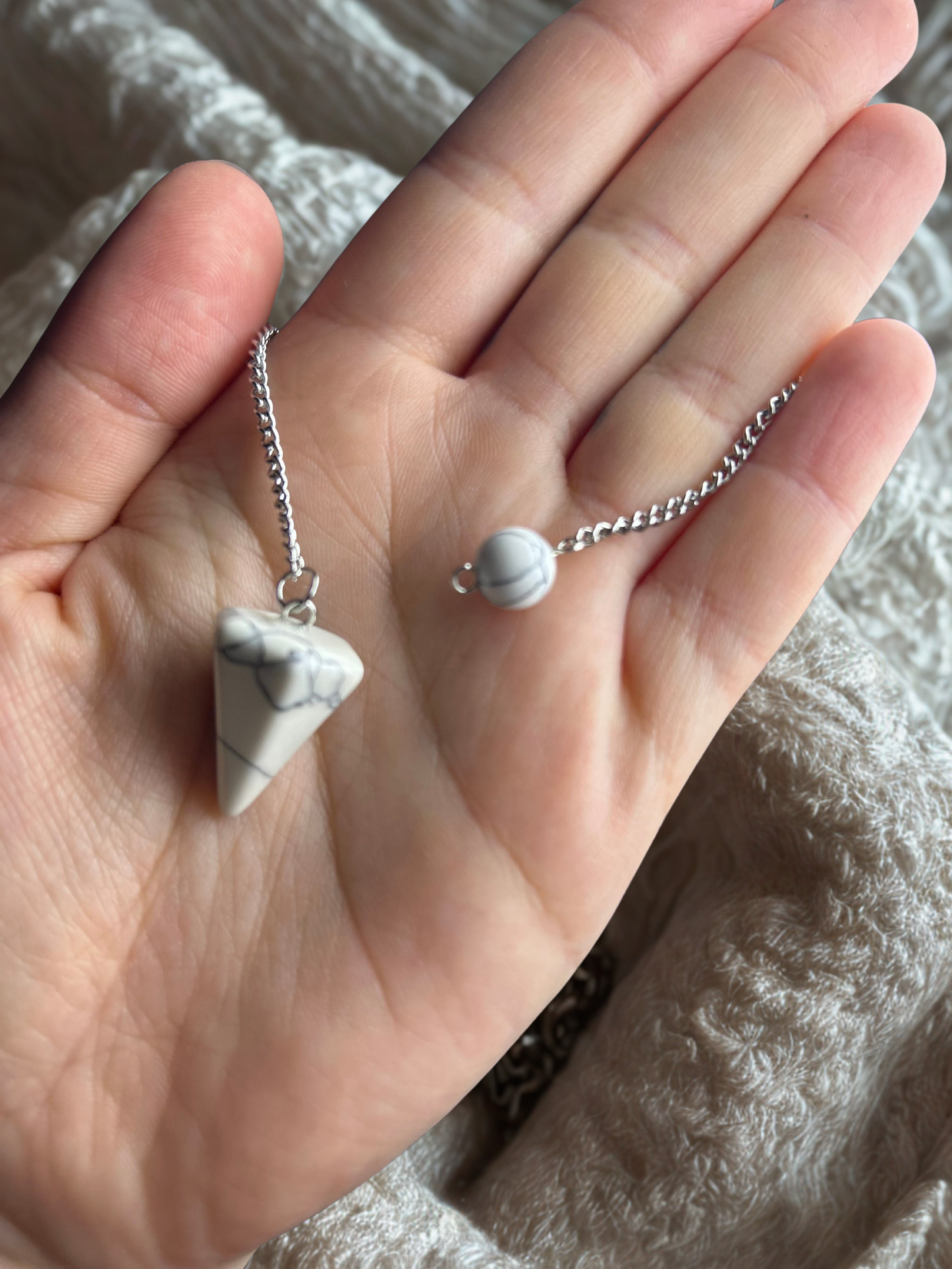 🌙 Pendule “Lunaria” – Howlite Blanche, Sérénité & Intuition