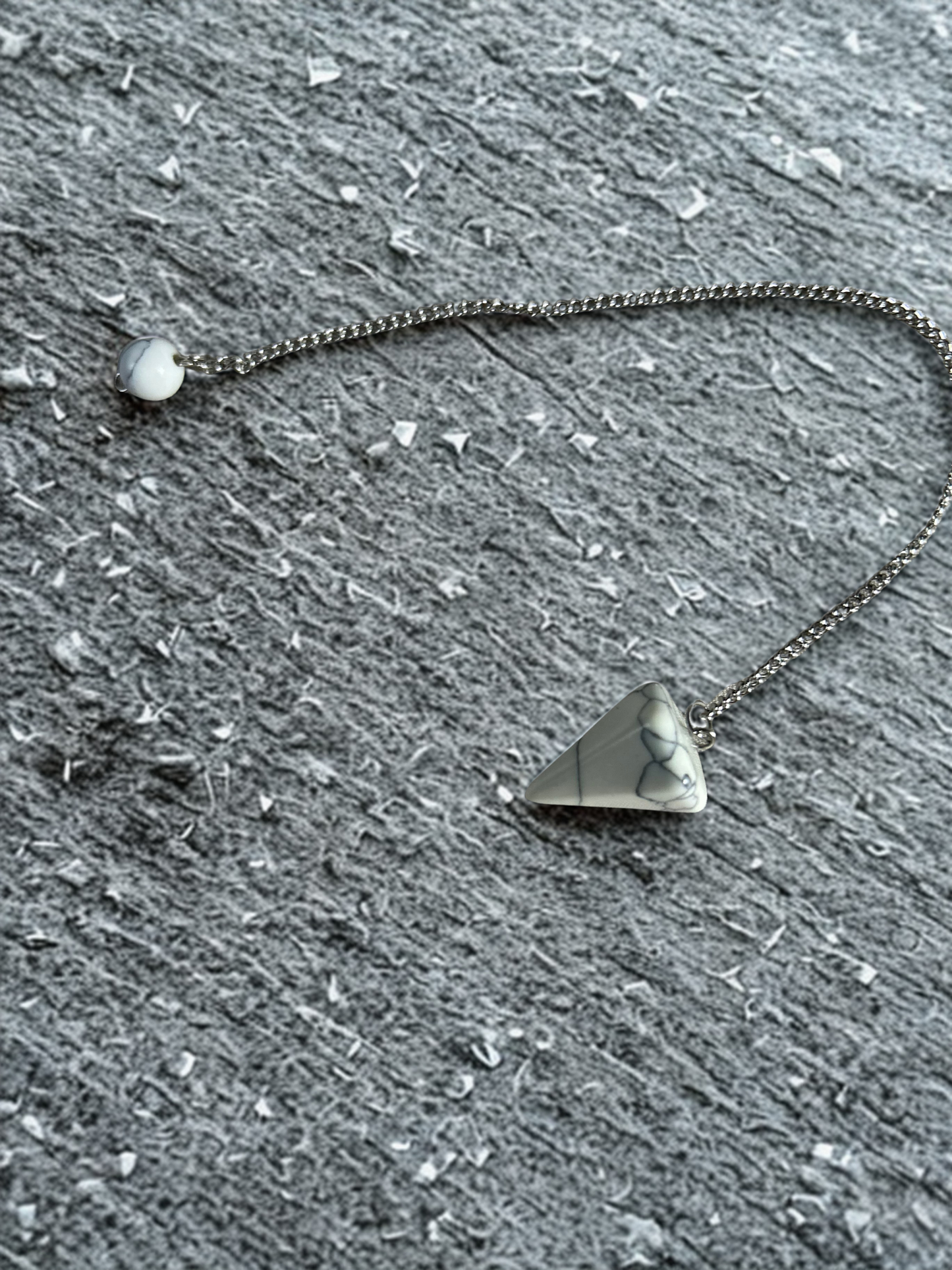 🌙 Pendule “Lunaria” – Howlite Blanche, Sérénité & Intuition