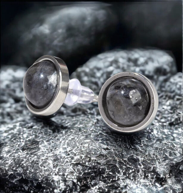Boucles d’Oreilles Rondes en Larvikite Naturelle – Acier Inoxydable – Certifiées par un Laboratoire de Gemmologie – Écrin Inclus