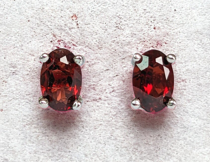 Boucles d’Oreilles Solitaire en Grenat Rouge Naturel Facetté – Cuivre Blanc – Certifiées par un Laboratoire de Gemmologie – Écrin Inclus