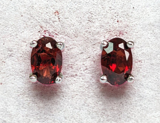 Boucles d’Oreilles Solitaire en Grenat Rouge Naturel Facetté – Cuivre Blanc – Certifiées par un Laboratoire de Gemmologie – Écrin Inclus