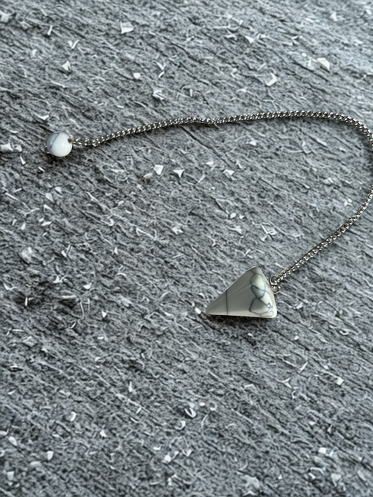 🌙 Pendule “Lunaria” – Howlite Blanche, Sérénité & Intuition