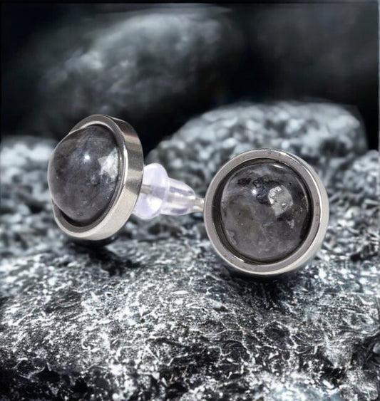 Boucles d’Oreilles Rondes en Larvikite Naturelle – Acier Inoxydable – Certifiées par un Laboratoire de Gemmologie – Écrin Inclus